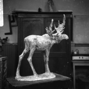 Bronzen beeldje van een eland van beeldhouwer Arie Teeuwisse, Bestanddeelnr 919-7733