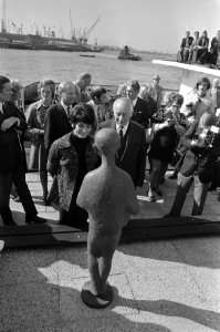 Bronzen beeld van Ketelbinkie onthuld in Rotterdam Onthulling door Mies Bouwma, Bestanddeelnr 926-7204