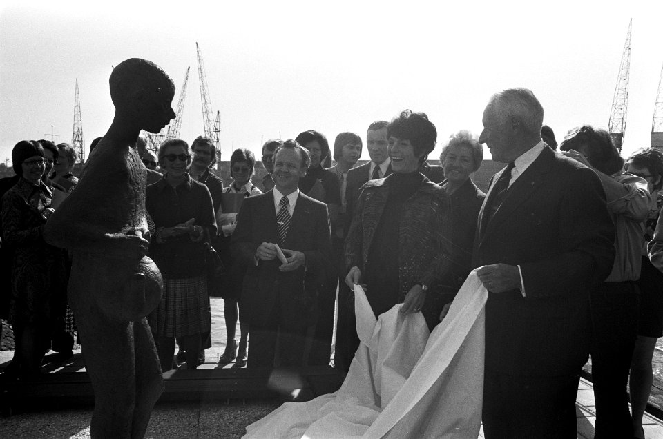 Bronzen beeld van Ketelbinkie onthuld in Rotterdam Onthulling door Mies Bouwma, Bestanddeelnr 926-7203