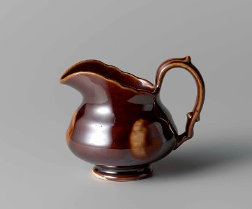 Bruin aardewerk melkkannetje met lusterglazuur, Petrus Regout & Co