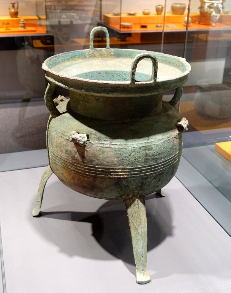 Bronze ding tripod with dished mouth, two lugs, and four frogs design, Han dynasty, from Tuodong, Yunfuxian - Hong Kong Museum of History - DSC00811