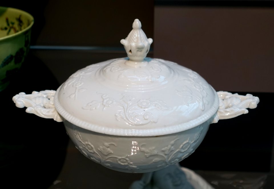 Broth basin, Saint-Cloud Porcelain Factory, c. 1730-1740, soft-paste porcelain - Wadsworth Atheneum - Hartford, CT - DSC05403