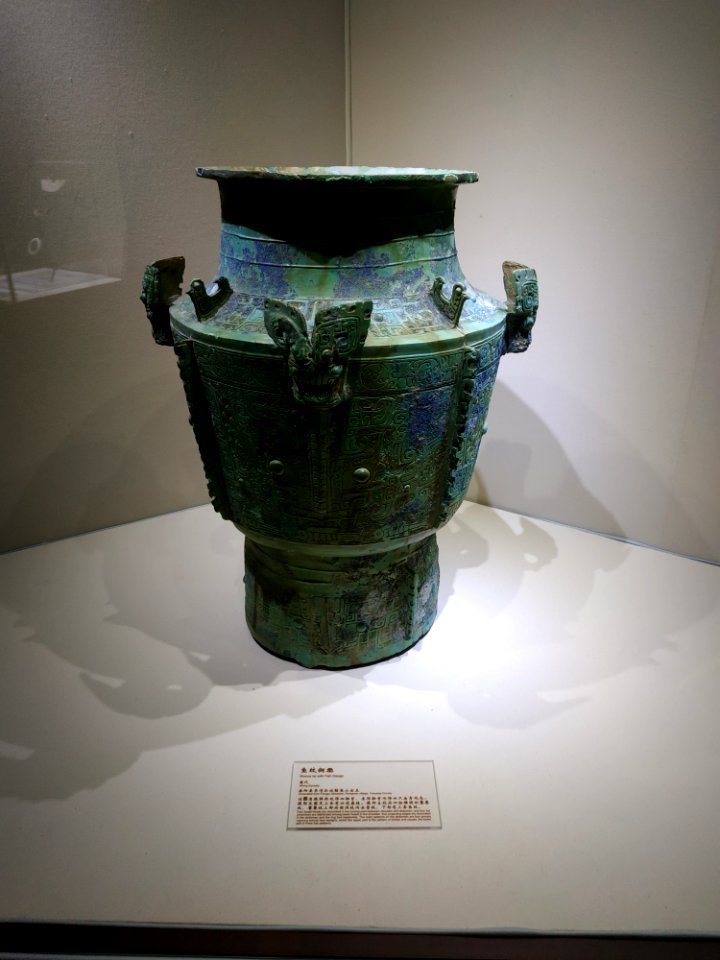 Bronze pot with fish design, Shang dynasty, Yueyang Museum