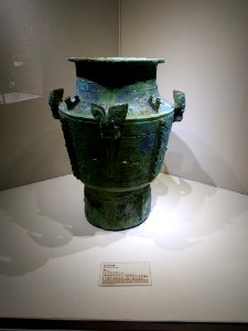 Bronze pot with fish design, Shang dynasty, Yueyang Museum