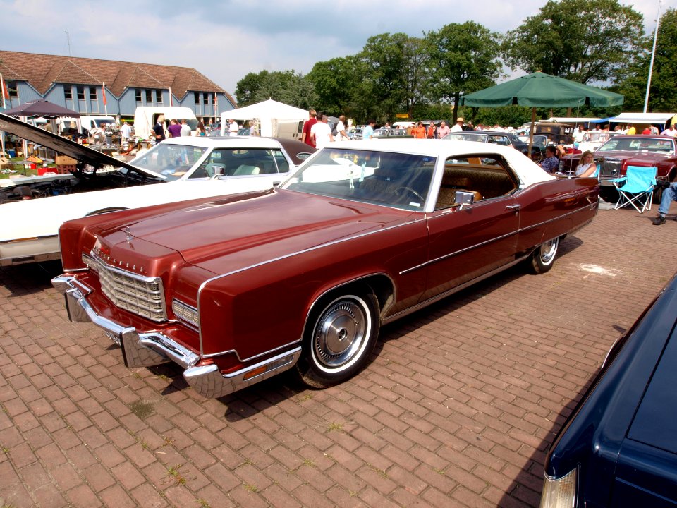 Brown Continental cabrio with white rooftop p2