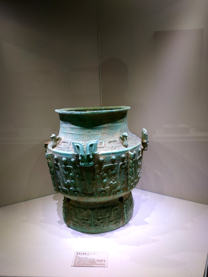 Bronze pot (Lei) with Taotie design, Shang dynasty, Yueyang Museum
