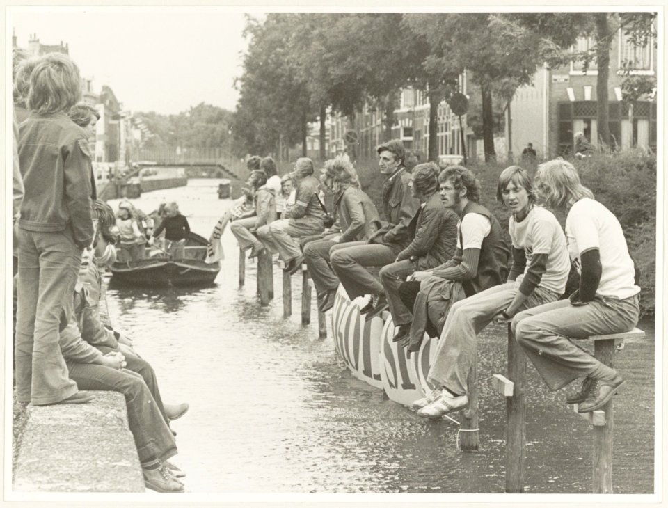 Brouwersvaart bij de Brouwersbrug wedstrijd paalzitten, NL-HlmNHA 54003548