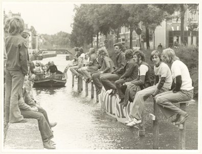 Brouwersvaart bij de Brouwersbrug wedstrijd paalzitten, NL-HlmNHA 54003548