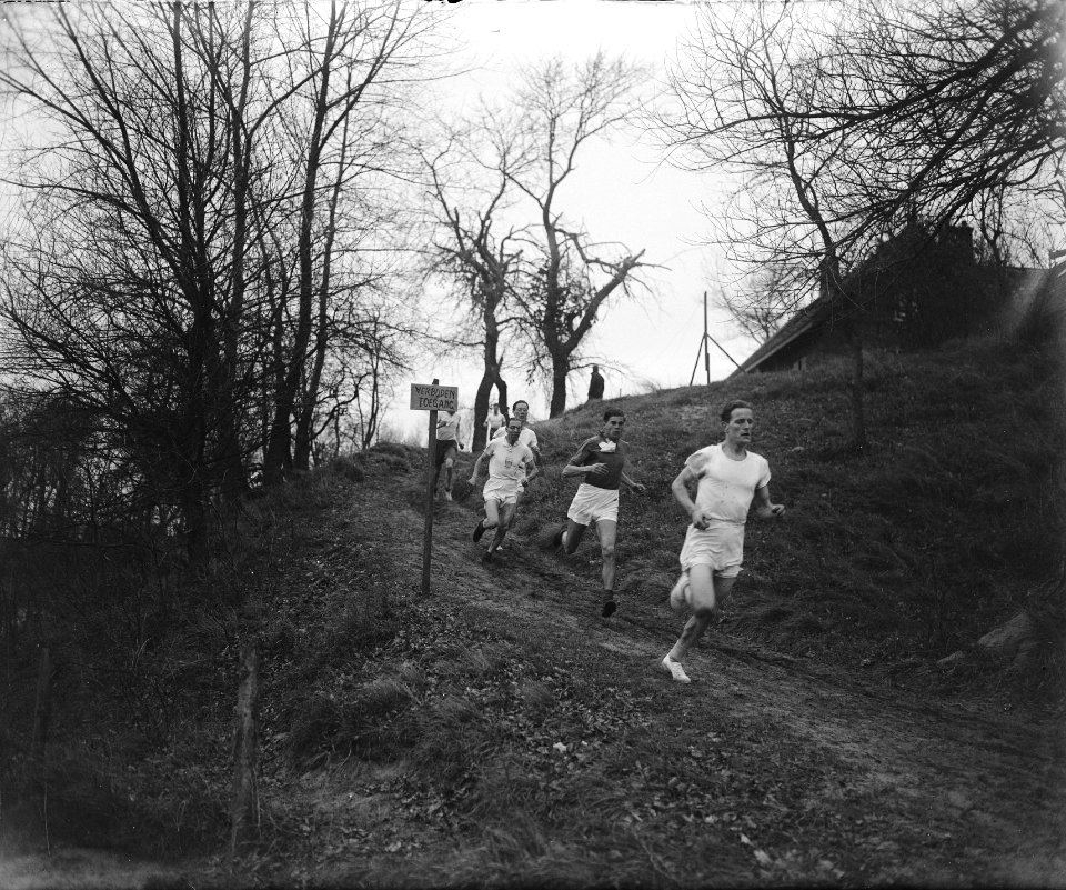 Brouwerskolk-veldloop te Overveen. Groep lopers waaronder de winnaar, Bestanddeelnr 901-9613