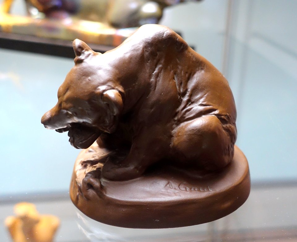 Brown bear by August Gaul, Staatliche Porzellanmanufaktur Meissen, before 1921, Bottger stoneware - Keramik-Museum Berlin - DSC04171