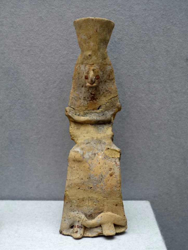 Brettidol with crown (polos), Boetia, c. 500 BC, H 4503 - Martin von Wagner Museum - Würzburg, Germany - DSC05705