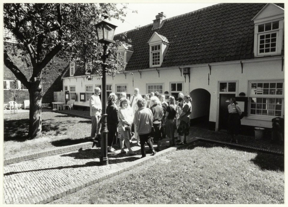 Brouwershofje, Tuchthuisstraat 8 Hofjestocht door de Haarlemse binnenstad, NL-HlmNHA 54031872