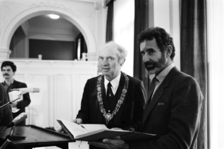 Breytenbach ontvangt de prijs van burgemeester Schols van Den Haag, Bestanddeelnr 932-4725