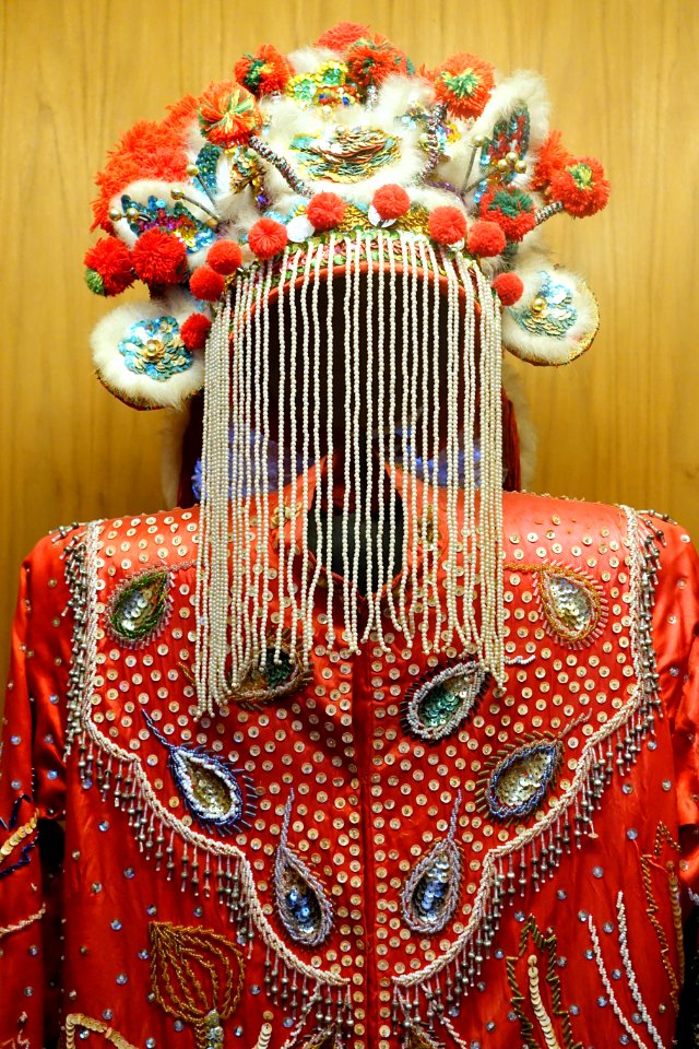 Bridal outfit, Hoa - Vietnam Museum of Ethnology - Hanoi, Vietnam - DSC03395