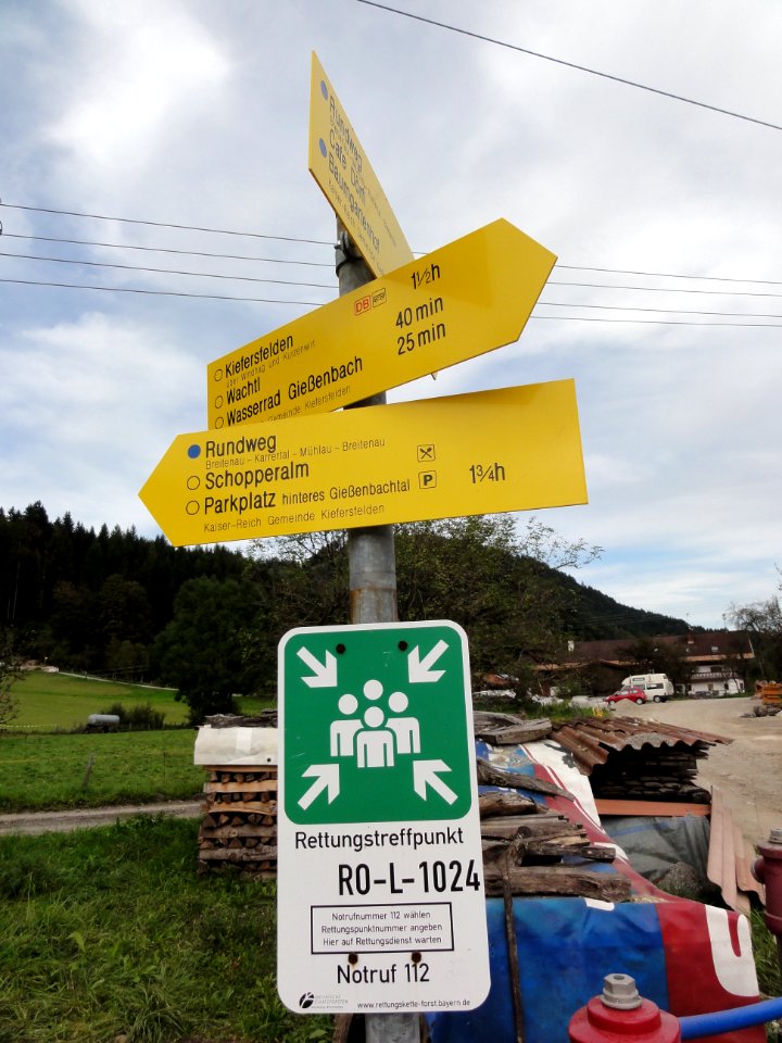 Breitenau (Kiefersfelden) — Wegweiser und Rettungstreffpunktschild