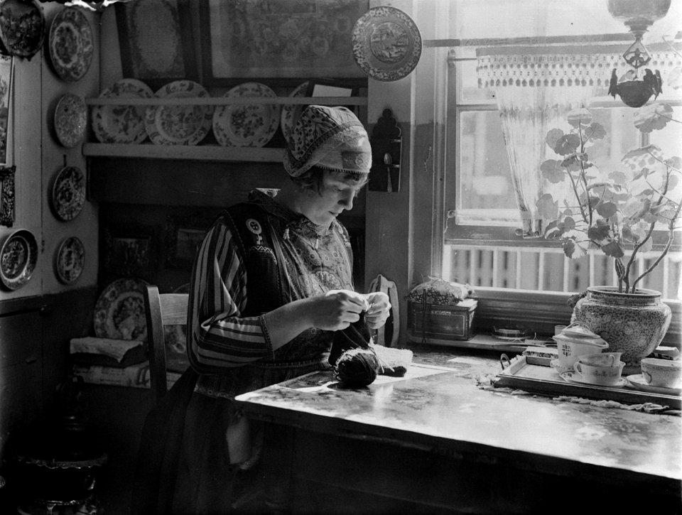Breiende vrouw in Marker klederdracht in een Marker interieur, Bestanddeelnr 252-0701