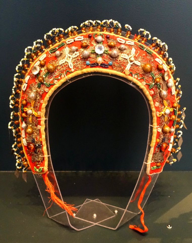 Bridal head decoration, worn in Malung, Dalarna, 1840-1870, wool, pearls, glass, white metal - Nordiska museet - Stockholm, Sweden - DSC09726