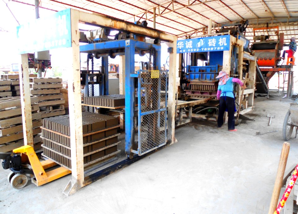 Brickworks in Hainan - cement vessel, maker, stacker 01