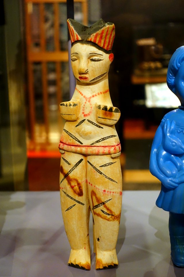 Bride doll, Ibibio people, Jos, Nigeria, 1963, wood, paint - National Museum of Natural History, United States - DSC00435