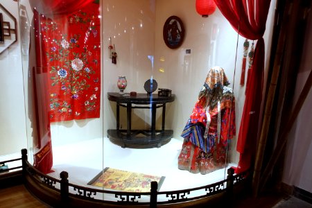 Bridal scene - Sichuan University Museum - Chengdu, China - DSC06159