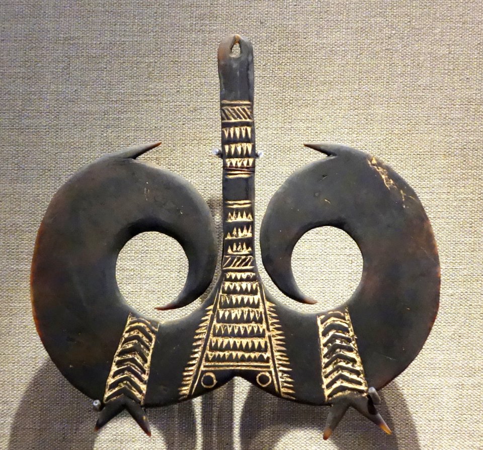 Bridal pendant, Torres Strait, Mer Island, 19th century, shell - De Young Museum - DSC01190