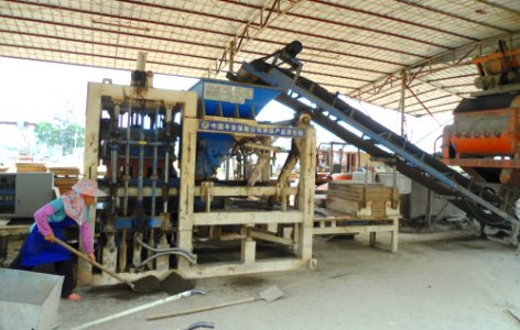 Brickworks in Hainan - brickmaking machine 01