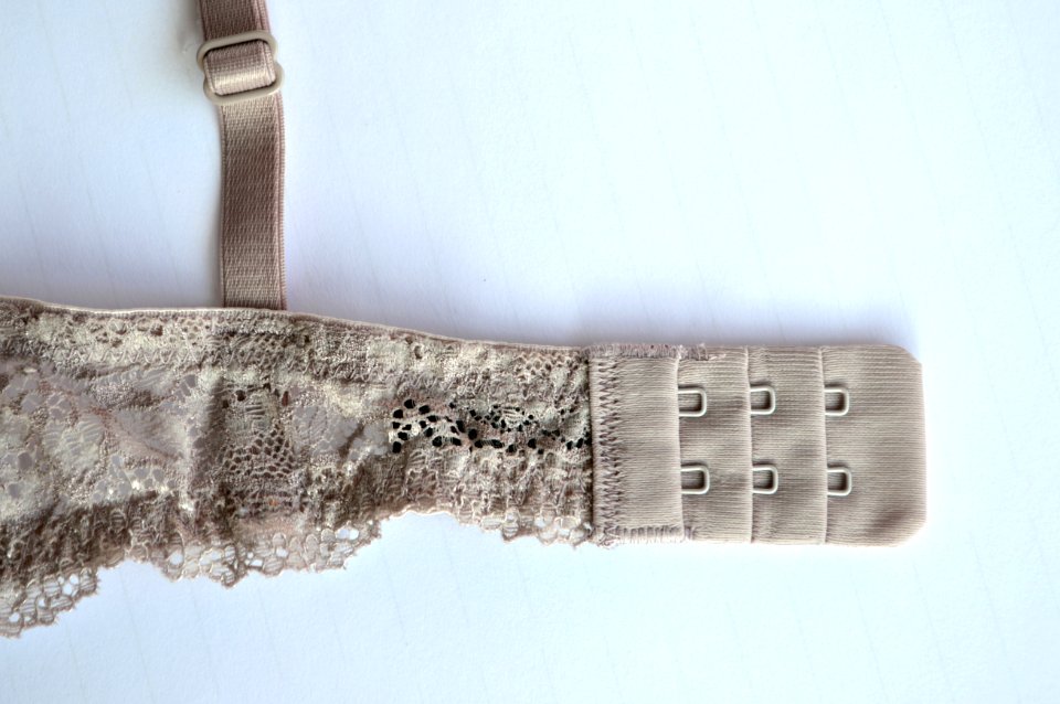 Brassiere hooks-and-eyes back closure (outside)