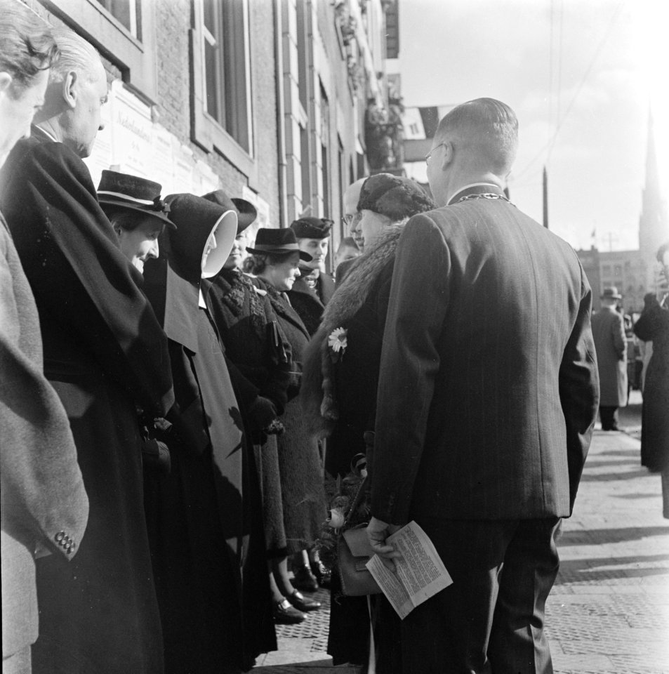 Breda. De Koningin in gezelschap van de Minister van Binnenlandse Zaken Dr.L.J.…, Bestanddeelnr 900-4097