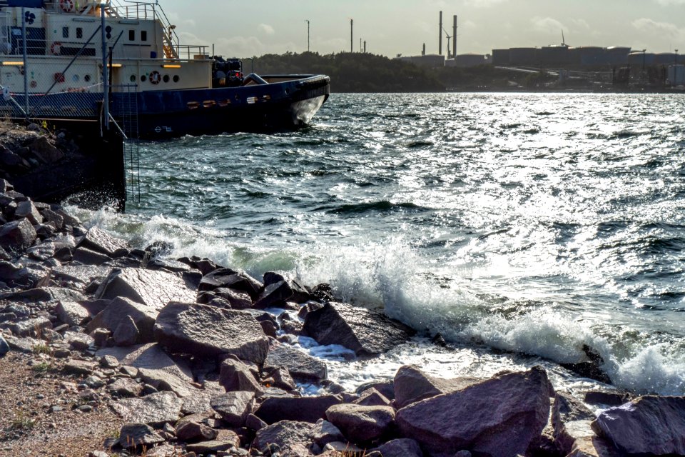 Breaking waves in Brofjorden at Lahälla 1