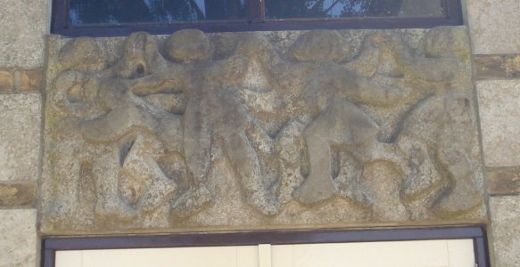 Breda kunstwerk spelende kinderen (relief)