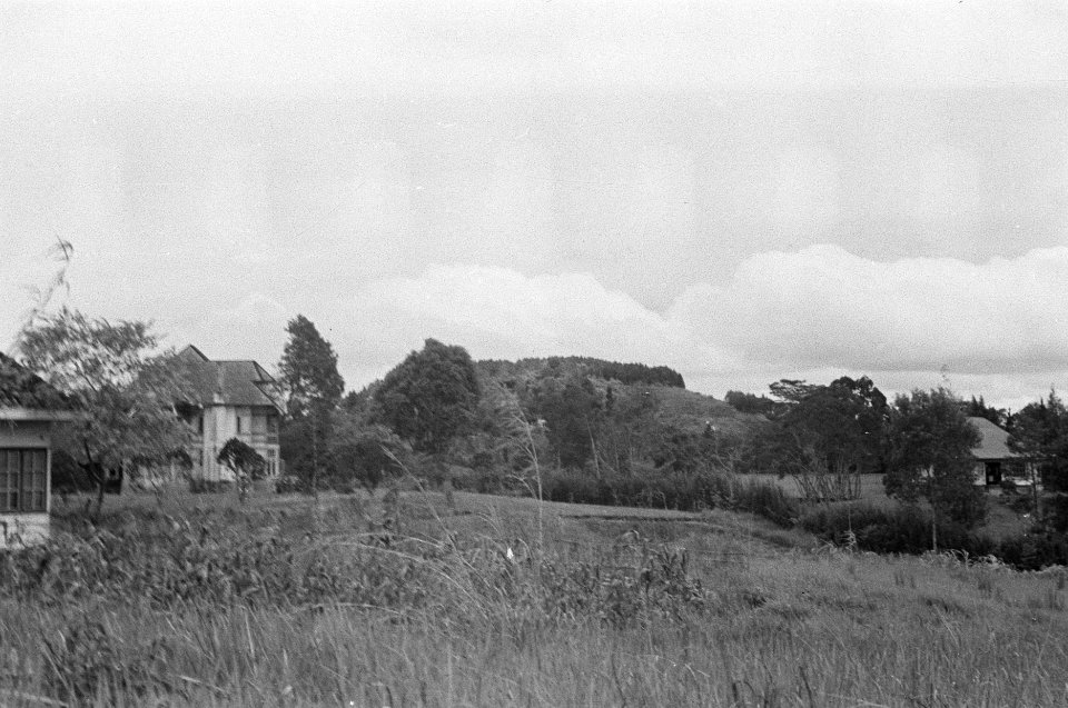 Brastagi. Landschap met koloniale huizen, Bestanddeelnr 343-1-5