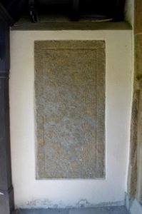 Braunfels, Friedhof St. Georgen, Friedhofskapelle, Grabsteine an den Kirchenwänden, Eingang