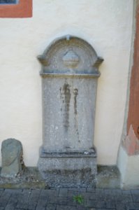 Braunfels, Friedhof St. Georgen, Friedhofskapelle, Grabsteine an den Kirchenwänden, Front 5