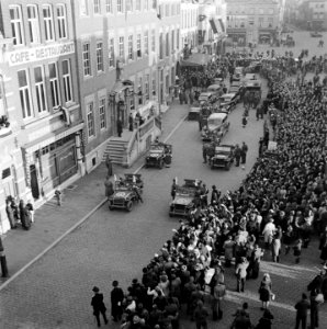 Breda. Koningin Wilhelmina staat op het bordes voor het stadhuis. Achter haar wa, Bestanddeelnr 900-4095