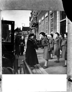 Breda. Koningin Wilhelmina wordt begroet door een officier van het Vrouwen Hulpk, Bestanddeelnr 900-4096