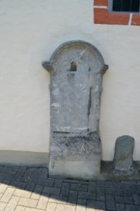 Braunfels, Friedhof St. Georgen, Friedhofskapelle, Grabsteine an den Kirchenwänden, Front 6