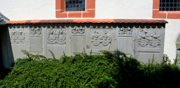 Braunfels, Friedhof St. Georgen, Friedhofskapelle, Grabsteine an den Kirchenwänden, Seite