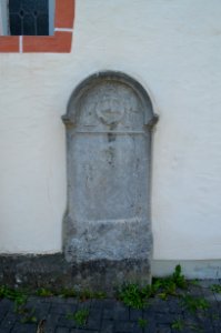 Braunfels, Friedhof St. Georgen, Friedhofskapelle, Grabsteine an den Kirchenwänden, Front 1