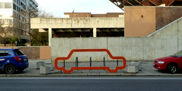 Bratislavo, biciklo-parkumejo ĉe la radio-konstruaĵo, 1