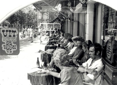 Brinkmann aan de Grote Markt, het terras van Brinkmann, ziende naar het westen. Aangekocht van fotograaf C. de Boer. - negatiefnummer 8340 k 21. Identificatienummer 54-011986, NL-HlmNHA 54010752