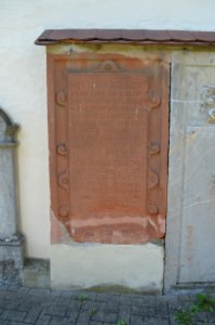 Braunfels, Friedhof St. Georgen, Friedhofskapelle, Grabsteine an den Kirchenwänden, Front 4