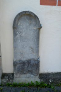 Braunfels, Friedhof St. Georgen, Friedhofskapelle, Grabsteine an den Kirchenwänden, Front 2