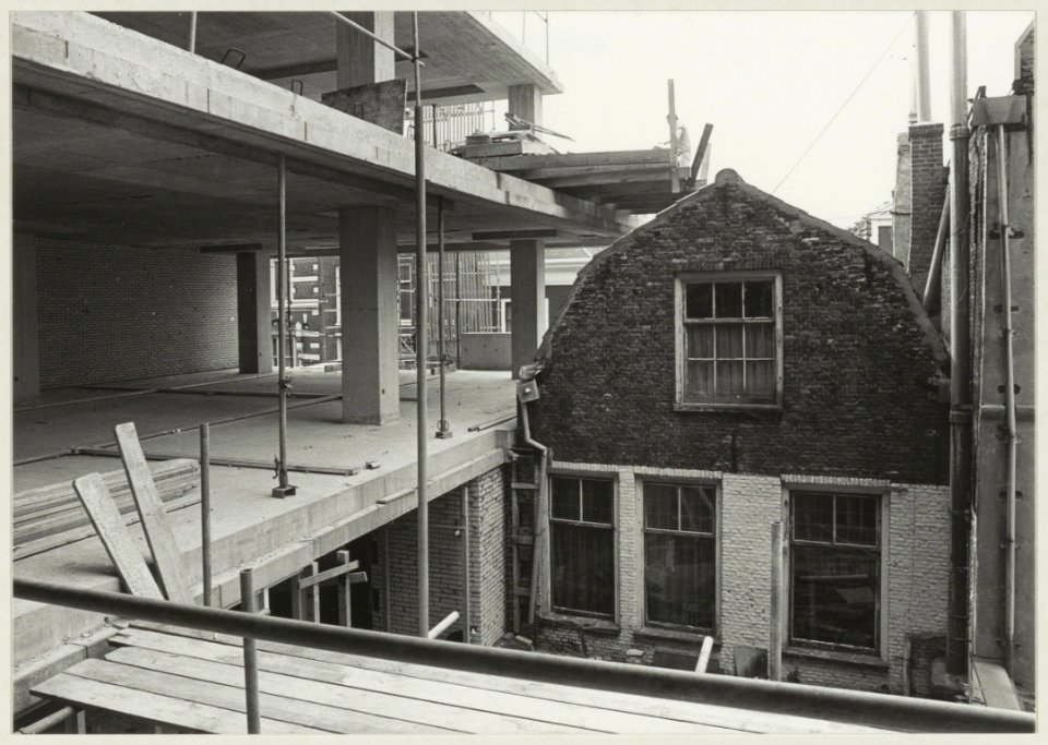 Brinkmann-Passage tijdens de bouw, bij de Barteljorisstraat. NL-HlmNHA 54011512