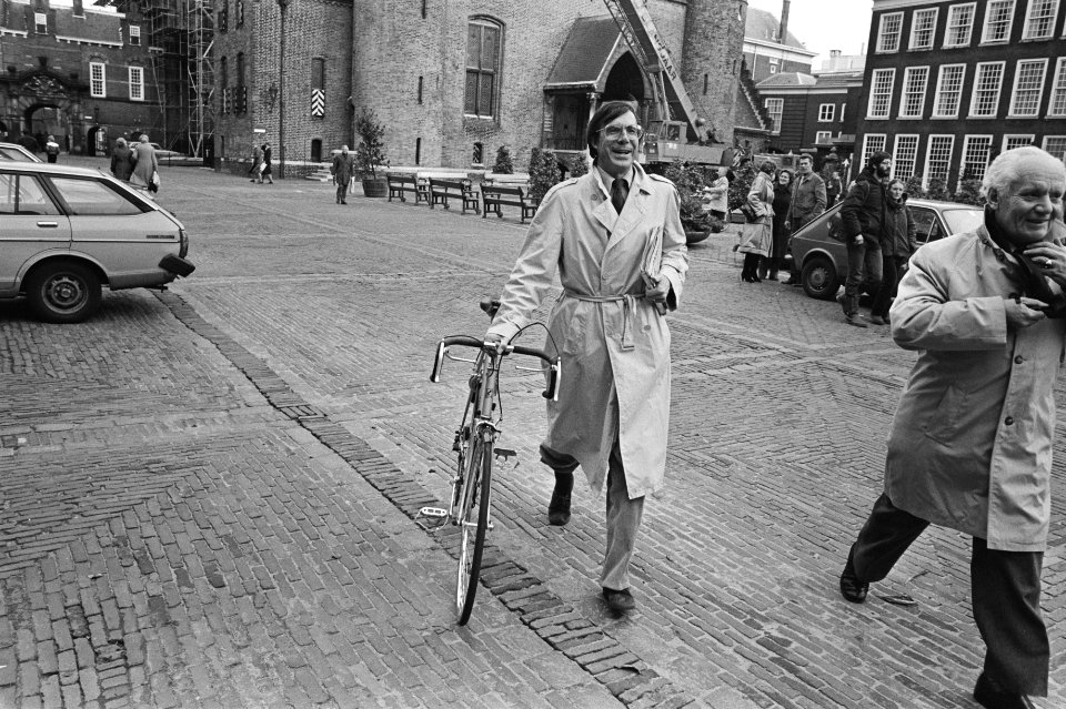 Brinkhorst (D66) met racefiets op het Binnenhof, Bestanddeelnr 931-7766