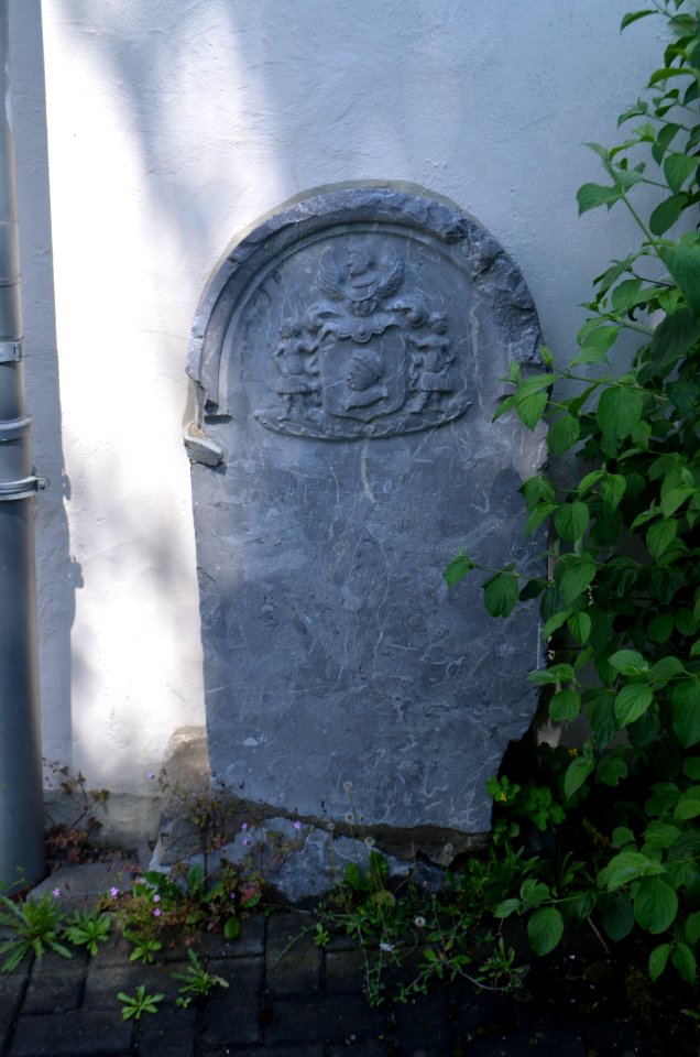 Braunfels, Friedhof St. Georgen, Friedhofskapelle, Grabsteine an den Kirchenwänden, Seite 1