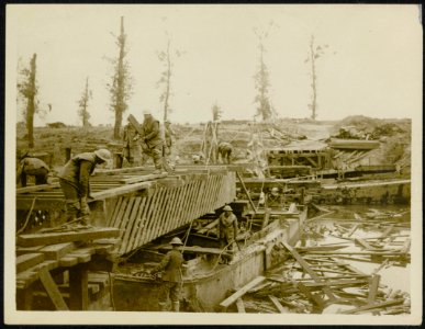 Bridging the Yser during an advance North of Ypres., Bestanddeelnr 158-1448