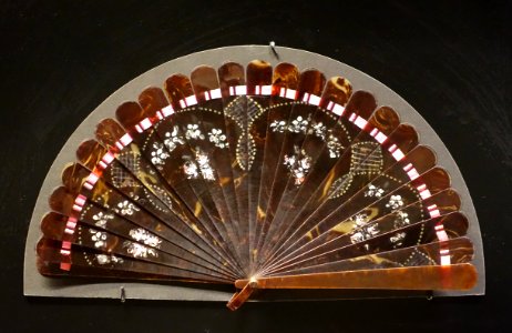 Brisé fan, China, 20th century, probably tortoiseshell - Museu do Oriente - Lisbon, Portugal - DSC06837