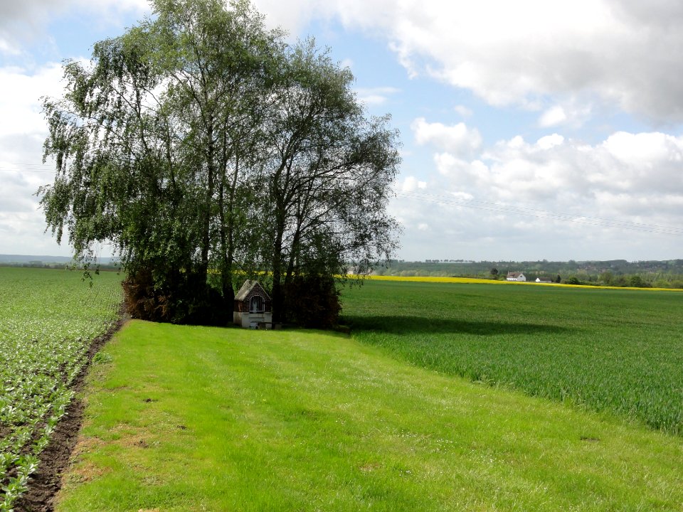 Brissy-Hamégicourt (Aisne) oratoire à Brissy dans son paysage