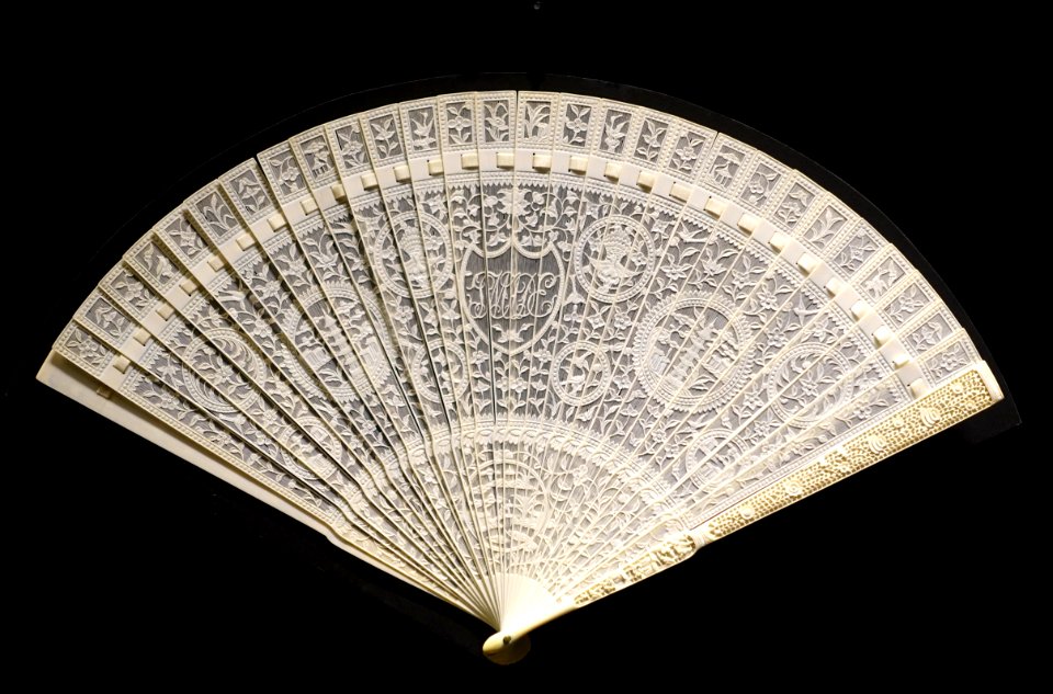 Brisé fan, China, 1900-1925, ivory - Museu do Oriente - Lisbon, Portugal - DSC06838