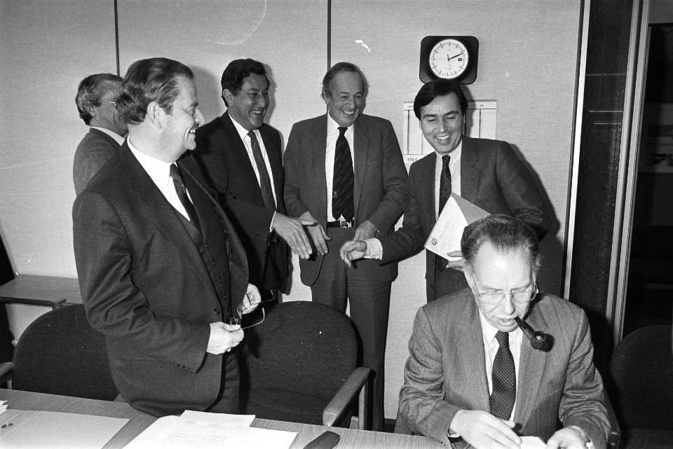 Brinkman overleg met omroepvoorz. begroet Bordewijk (Veronica), Wallis de Vries , Bestanddeelnr 932-8365